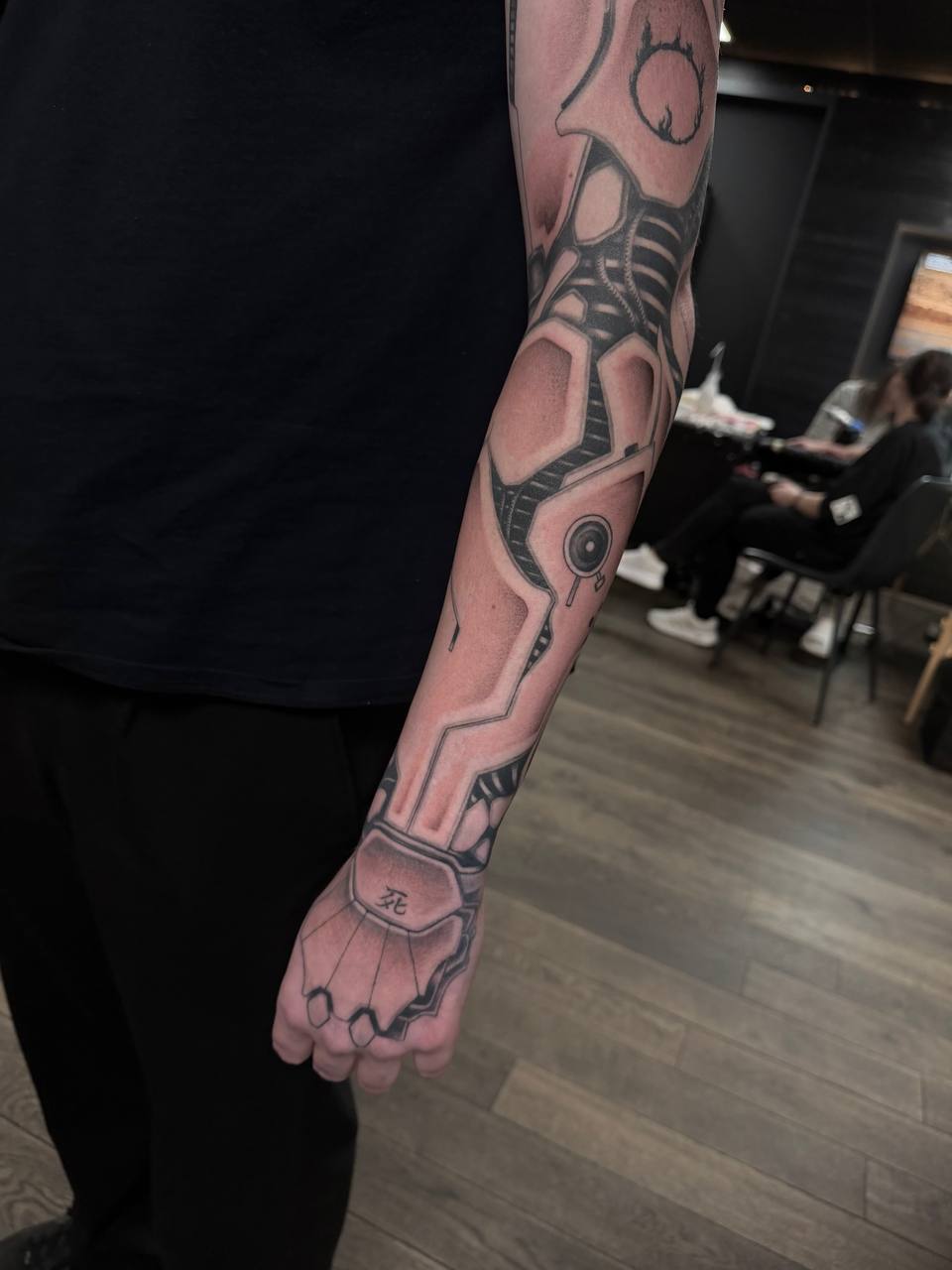 Biomechanisches Cyber-Sleeve-Tattoo am Arm