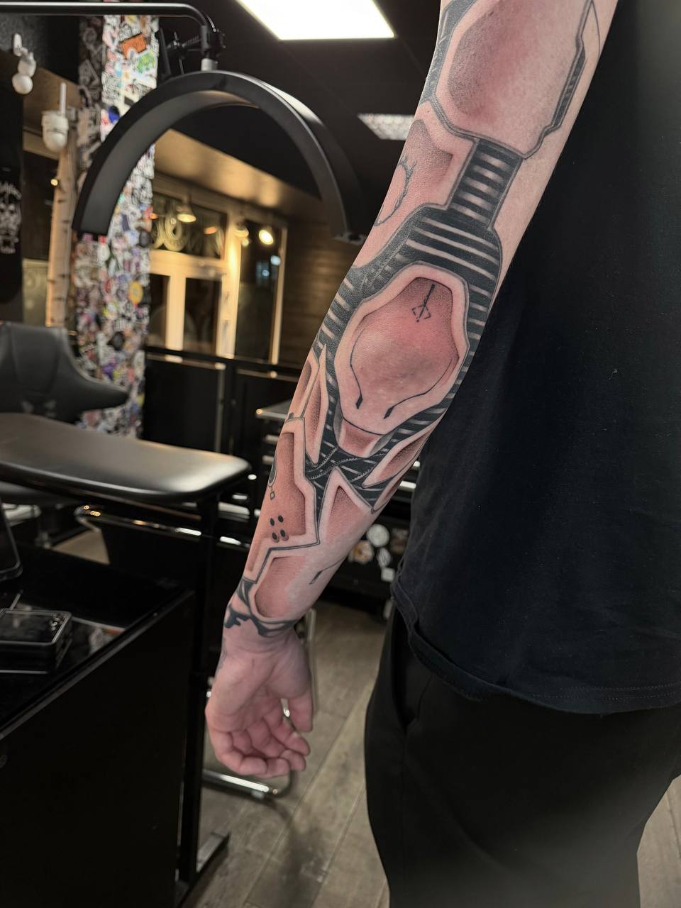Cyber-Mechanik Sleeve-Tattoo — Detailansicht Ellenbogen