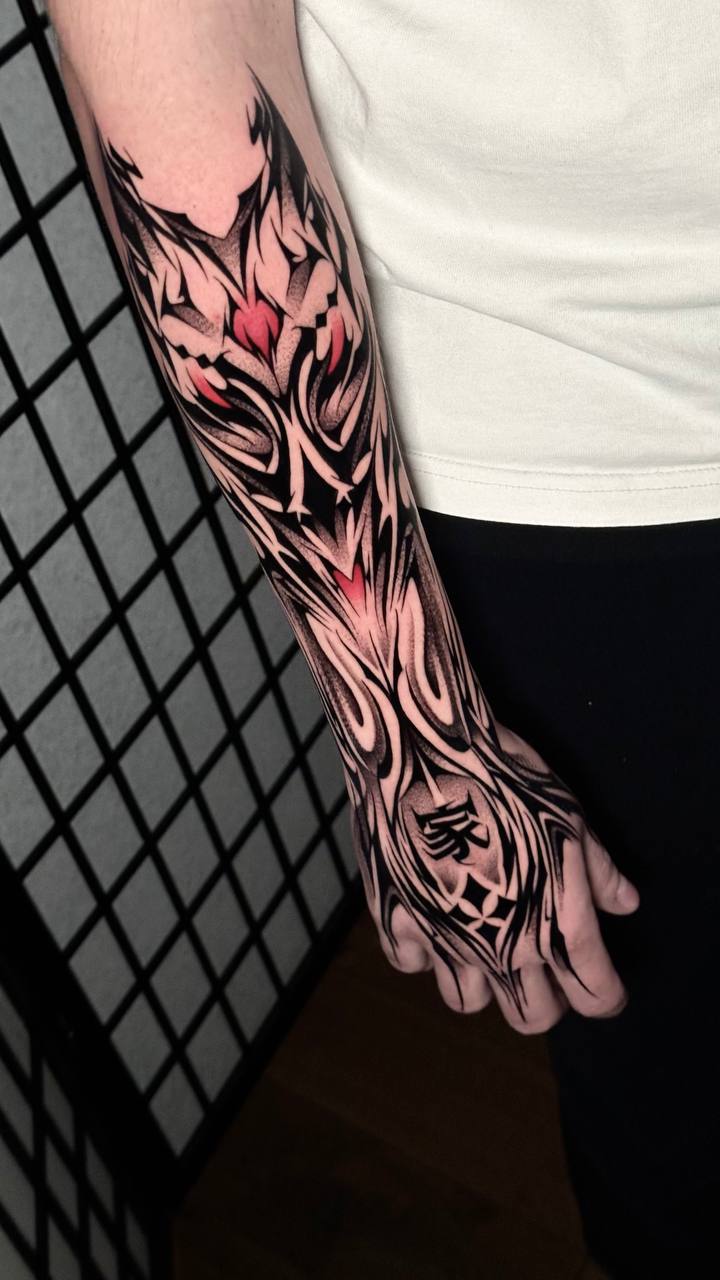 Cybersigilism-Tattoo in Schwarz-Rot am Unterarm