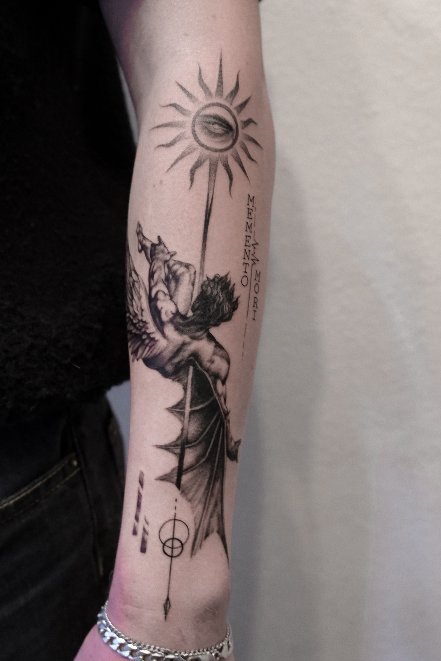 Expressives Concept-Tattoo mit symbolischer Tiefe