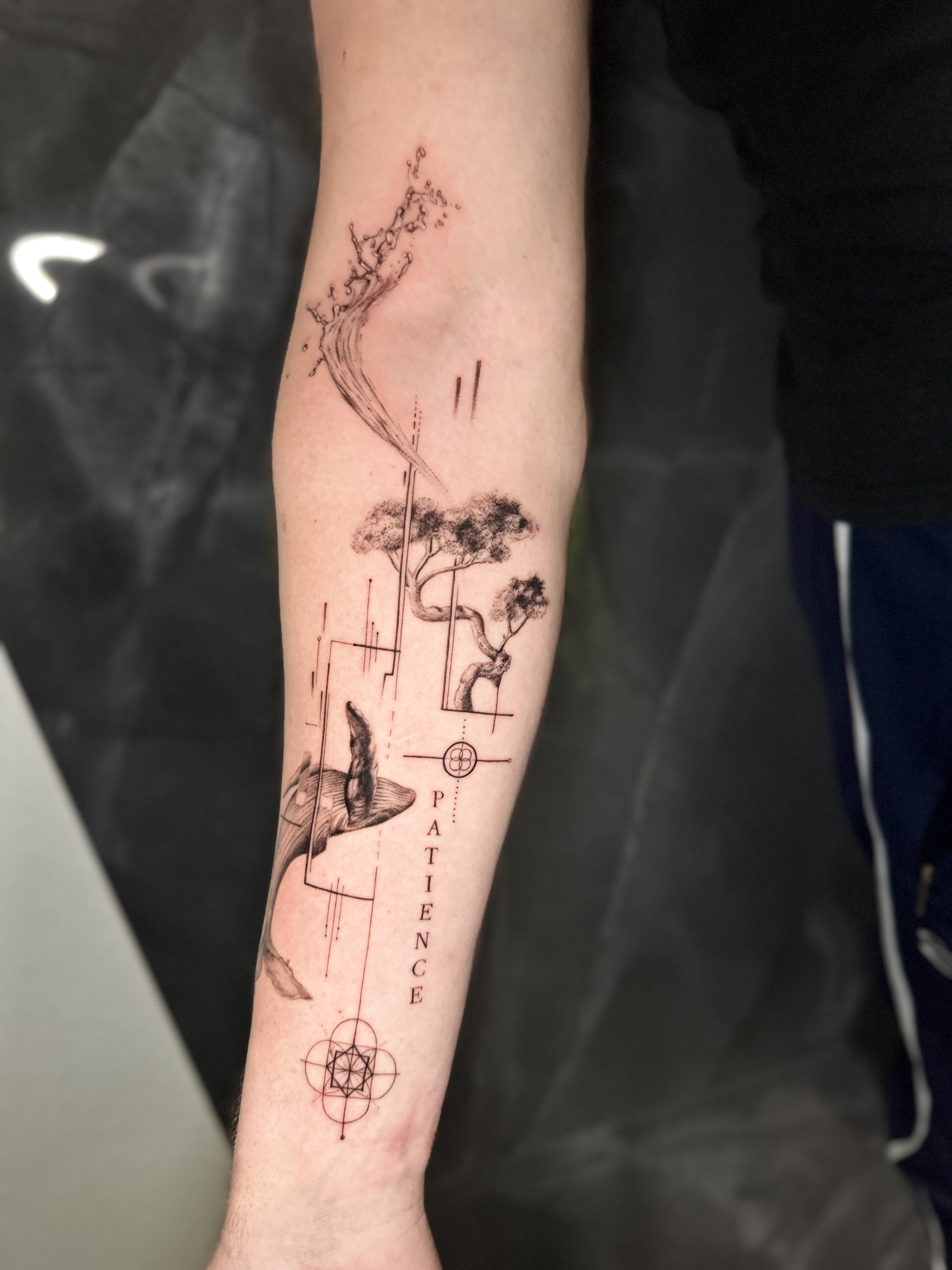 Concept Work Tattoo mit minimalistischer Symbolik