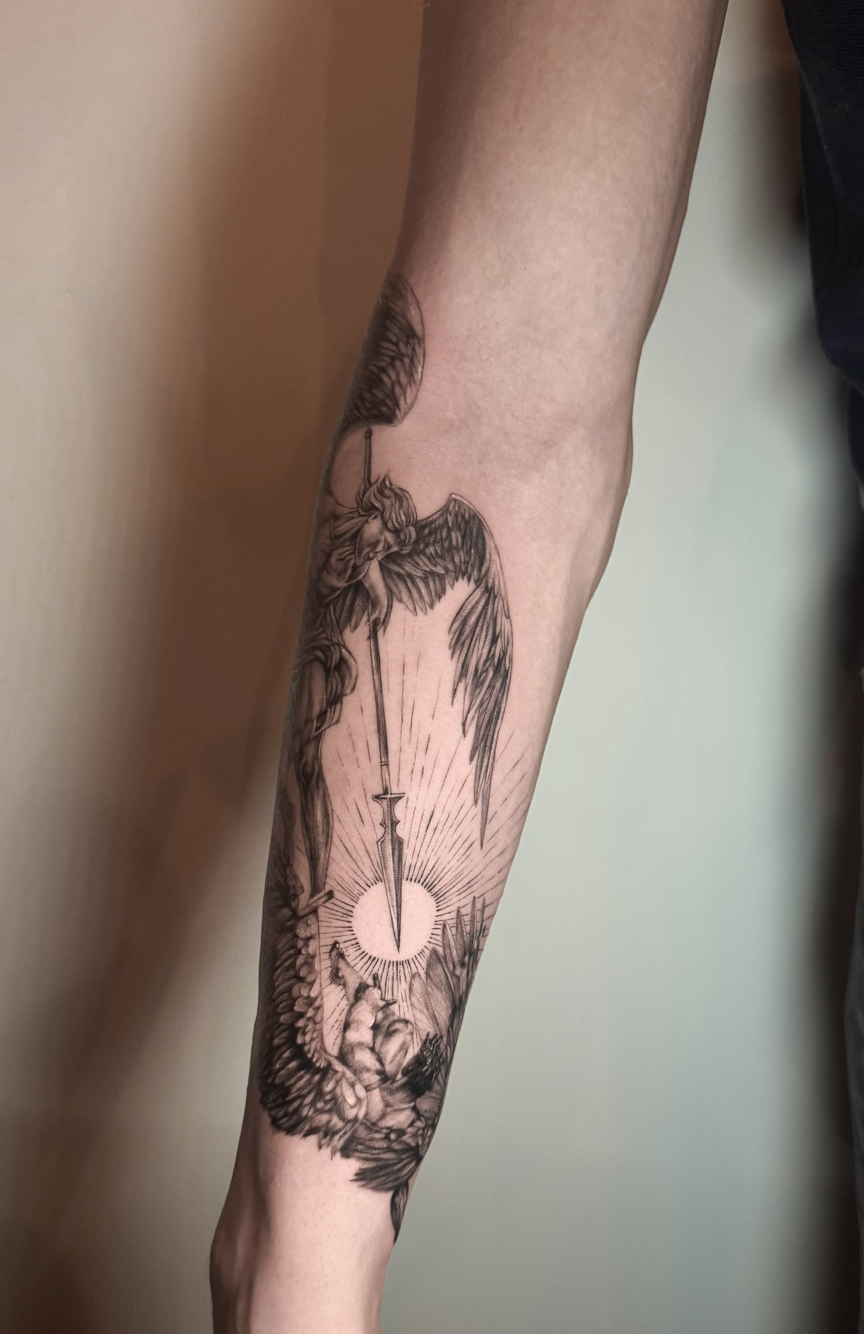 Expressives Concept-Tattoo mit organischen Formen