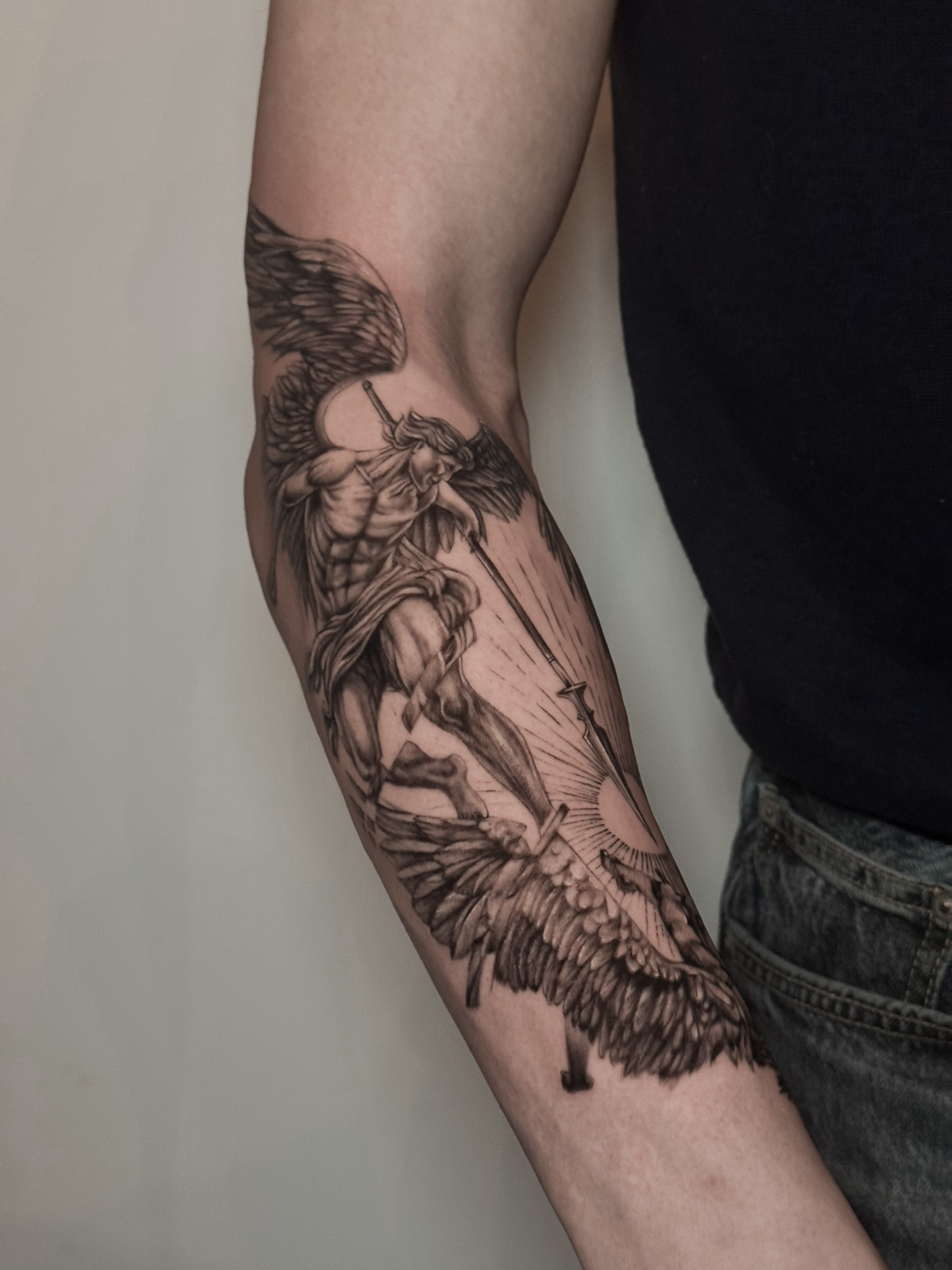 Symbolisches Conceptual Tattoo am Oberarm