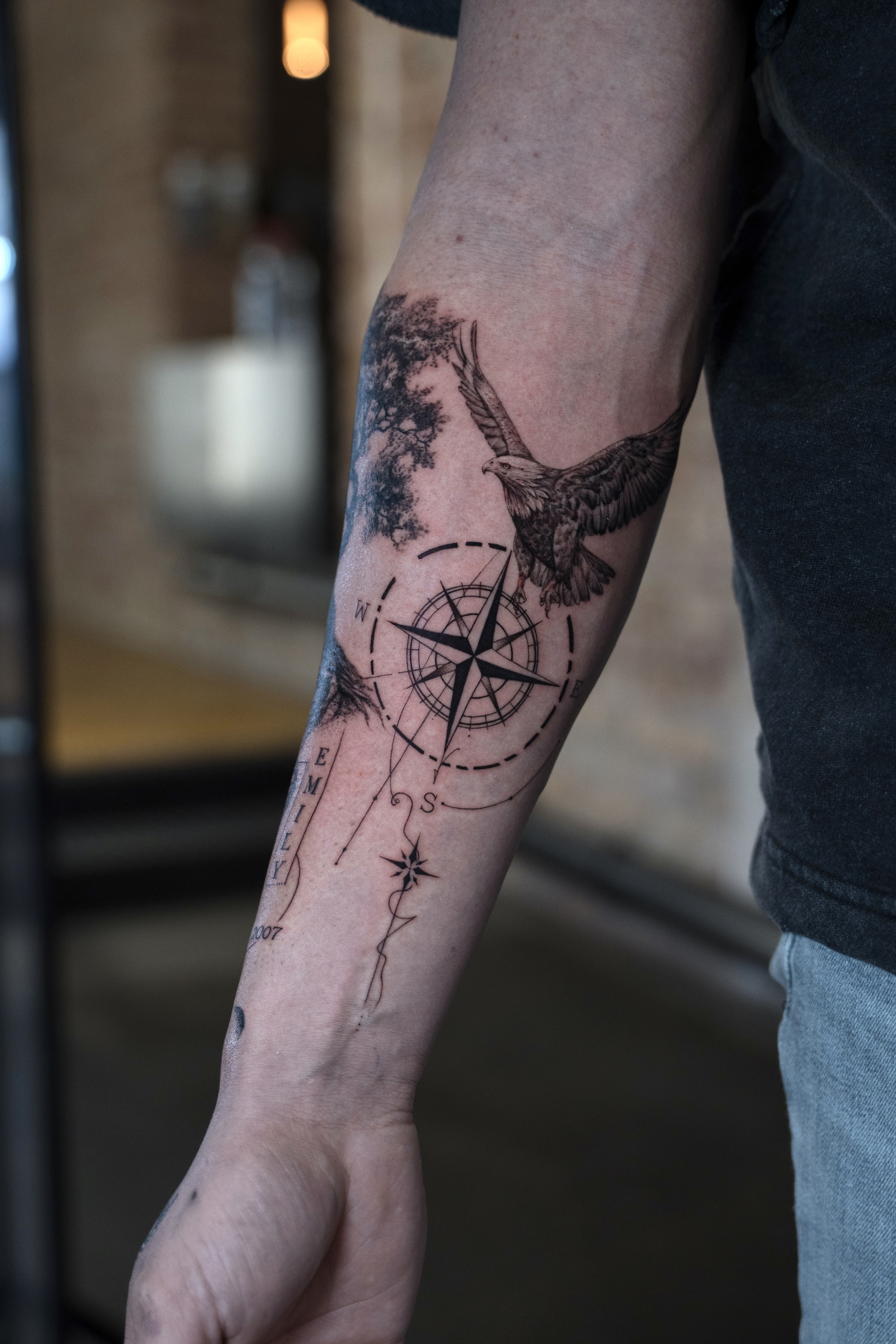 Abstraktes Concept-Tattoo mit feinen Schattierungen