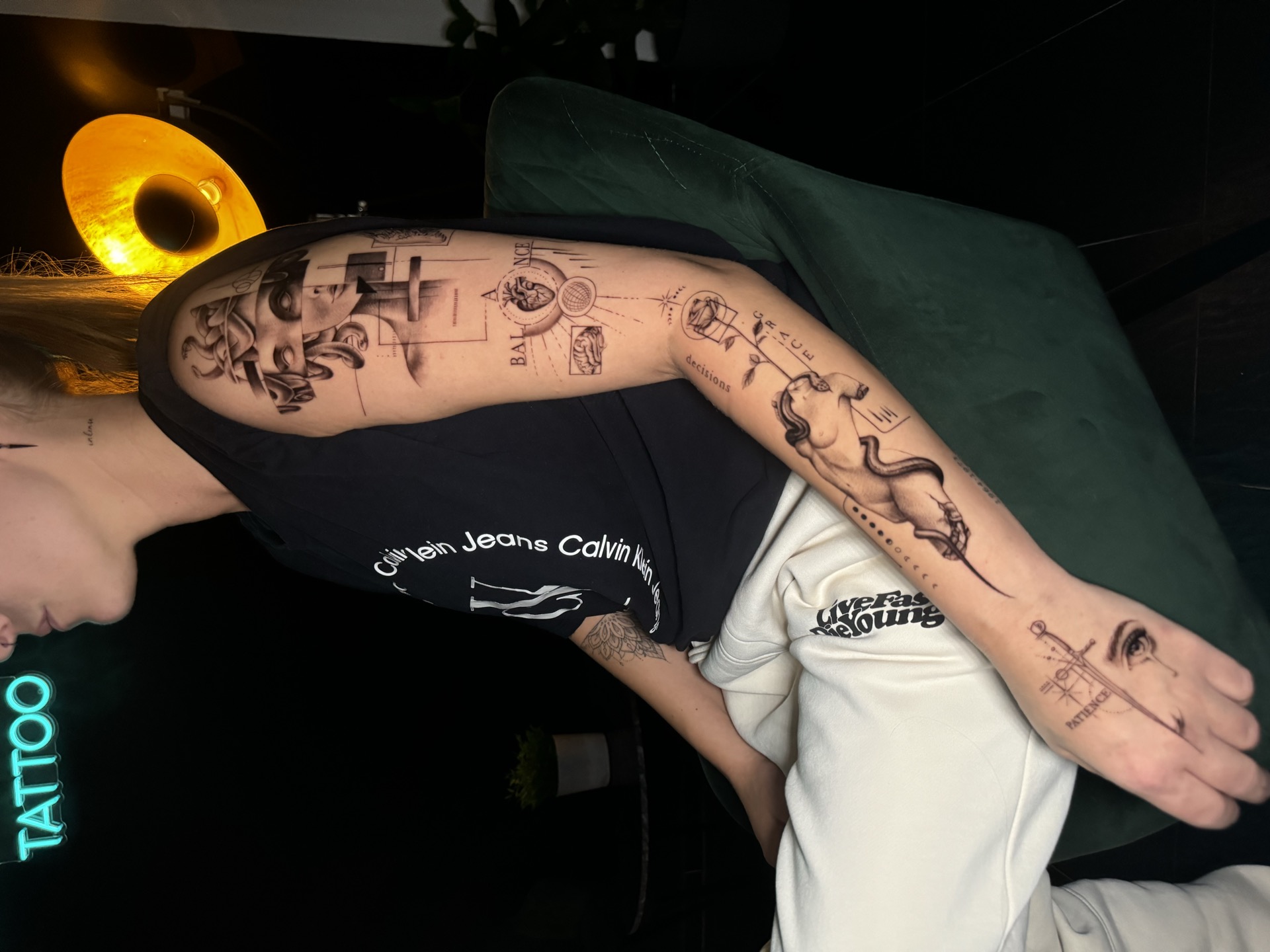 Tiefgründiges Conceptual Tattoo mit Naturmotiven