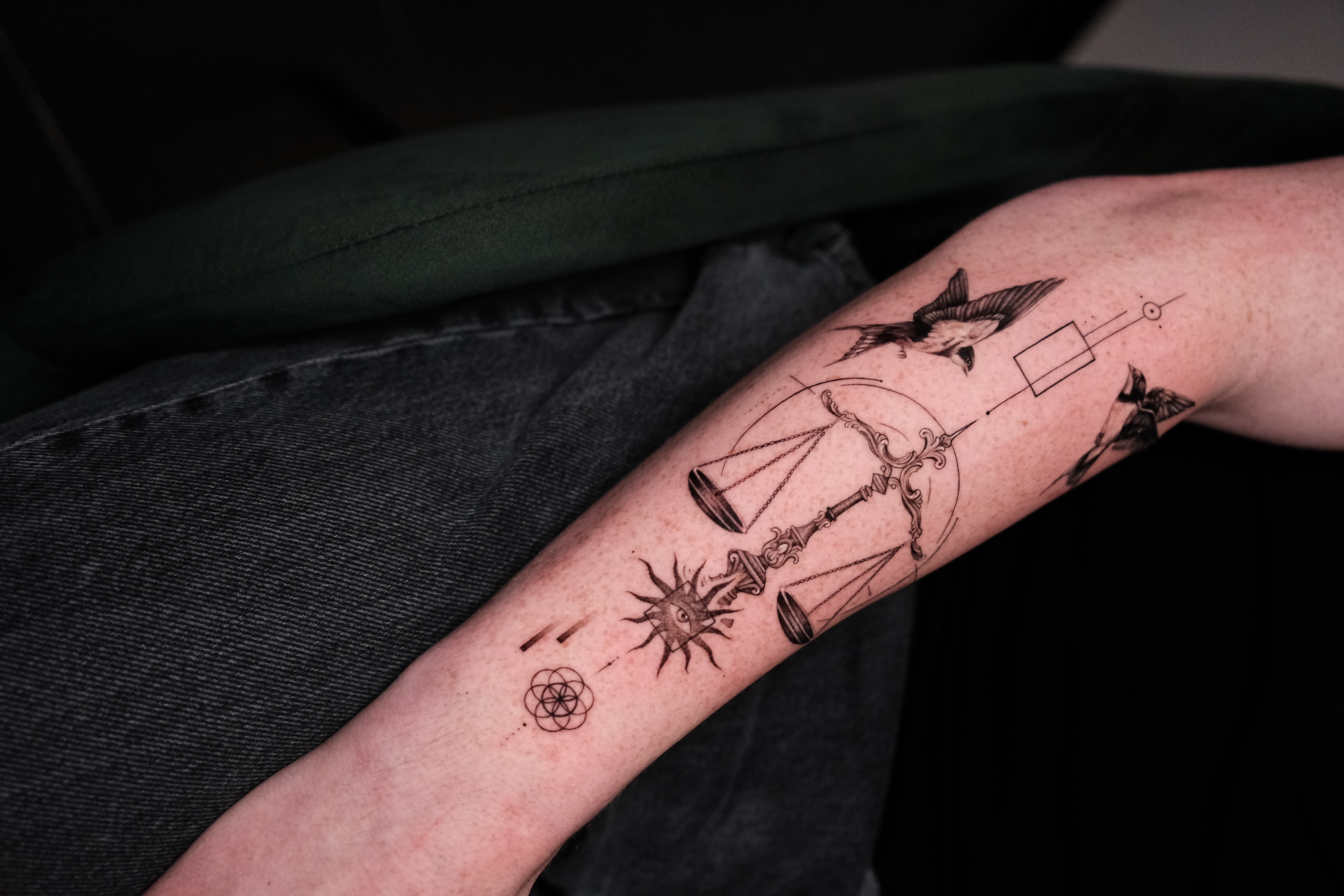 Künstlerisches Concept-Tattoo mit verschlungenen Motiven