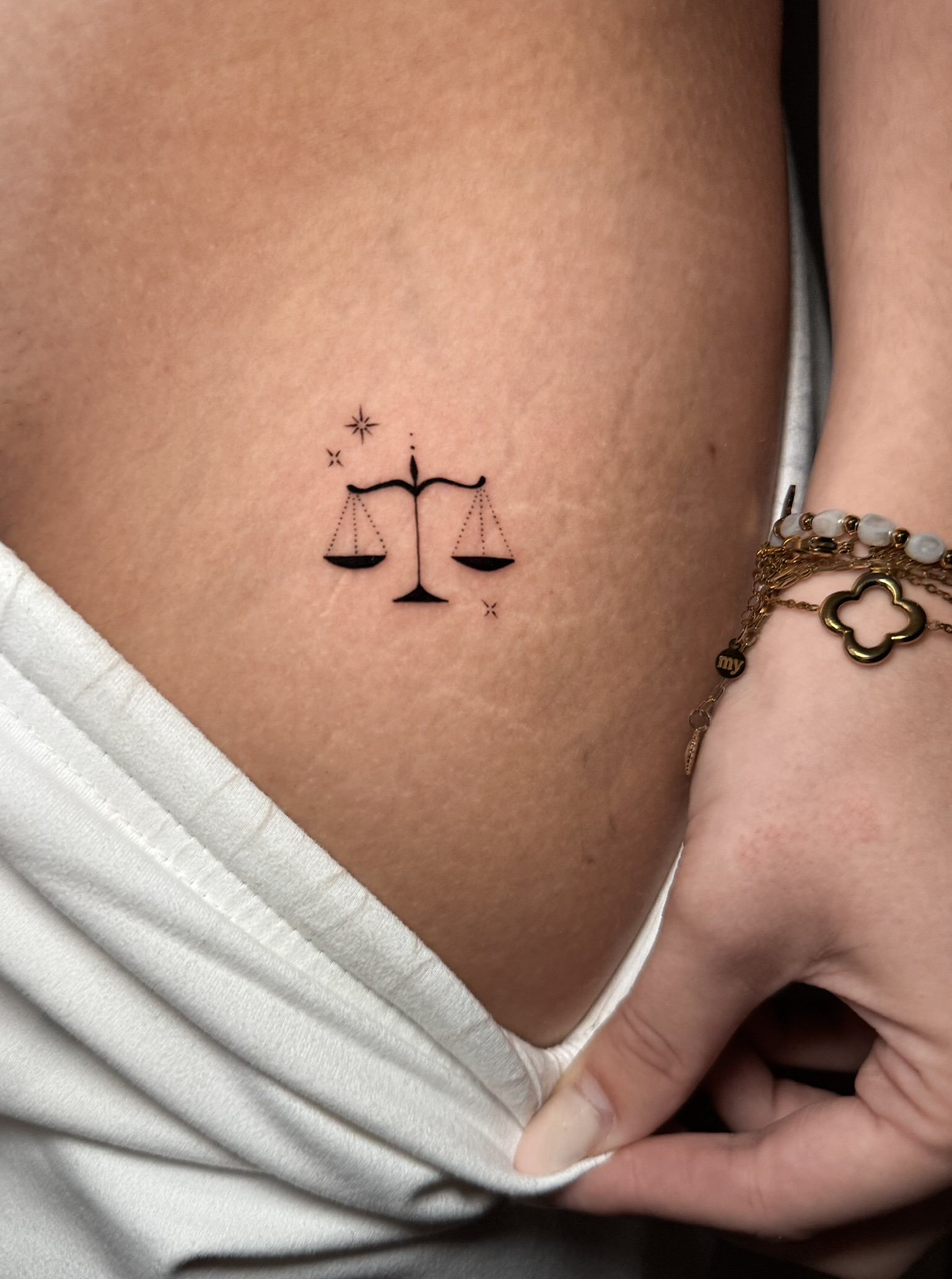 Hauchzartes Fineline Tattoo im Dotwork-Stil