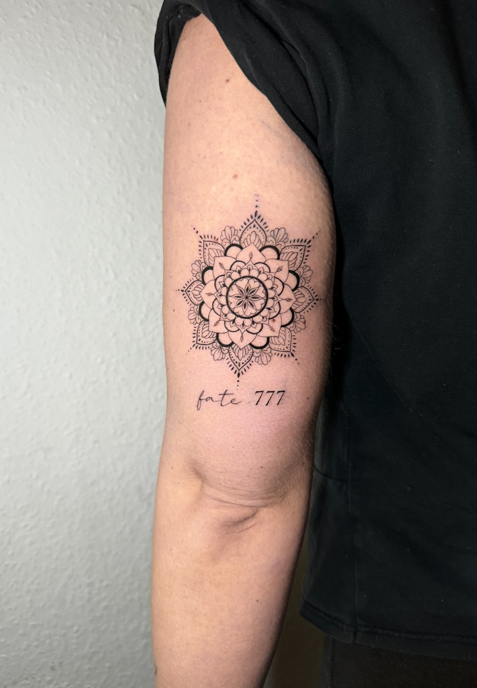 Sanftes Fineline Tattoo mit Schmetterlingsmotiv