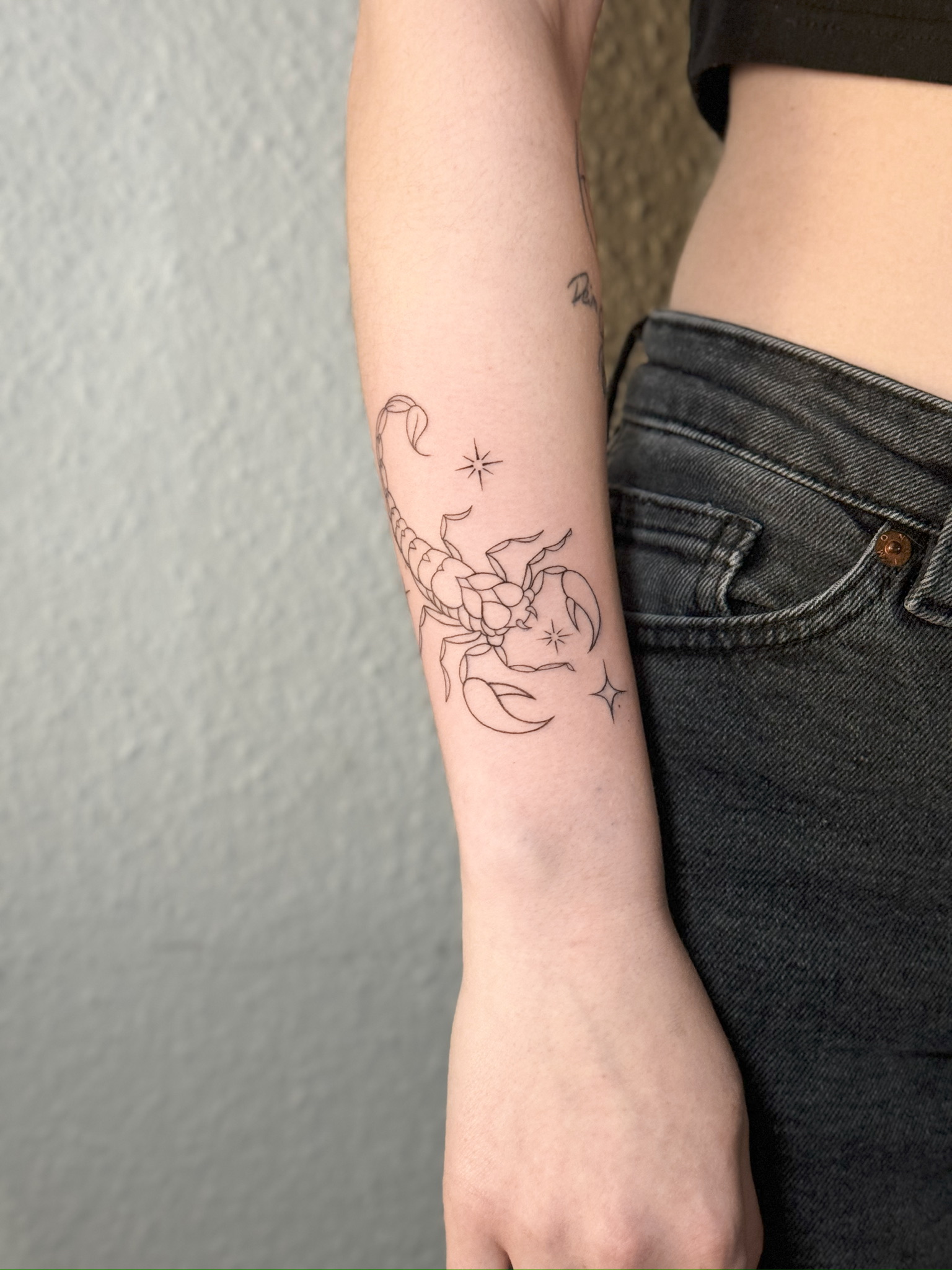 Elegantes Fineline Tattoo mit floraler Ästhetik