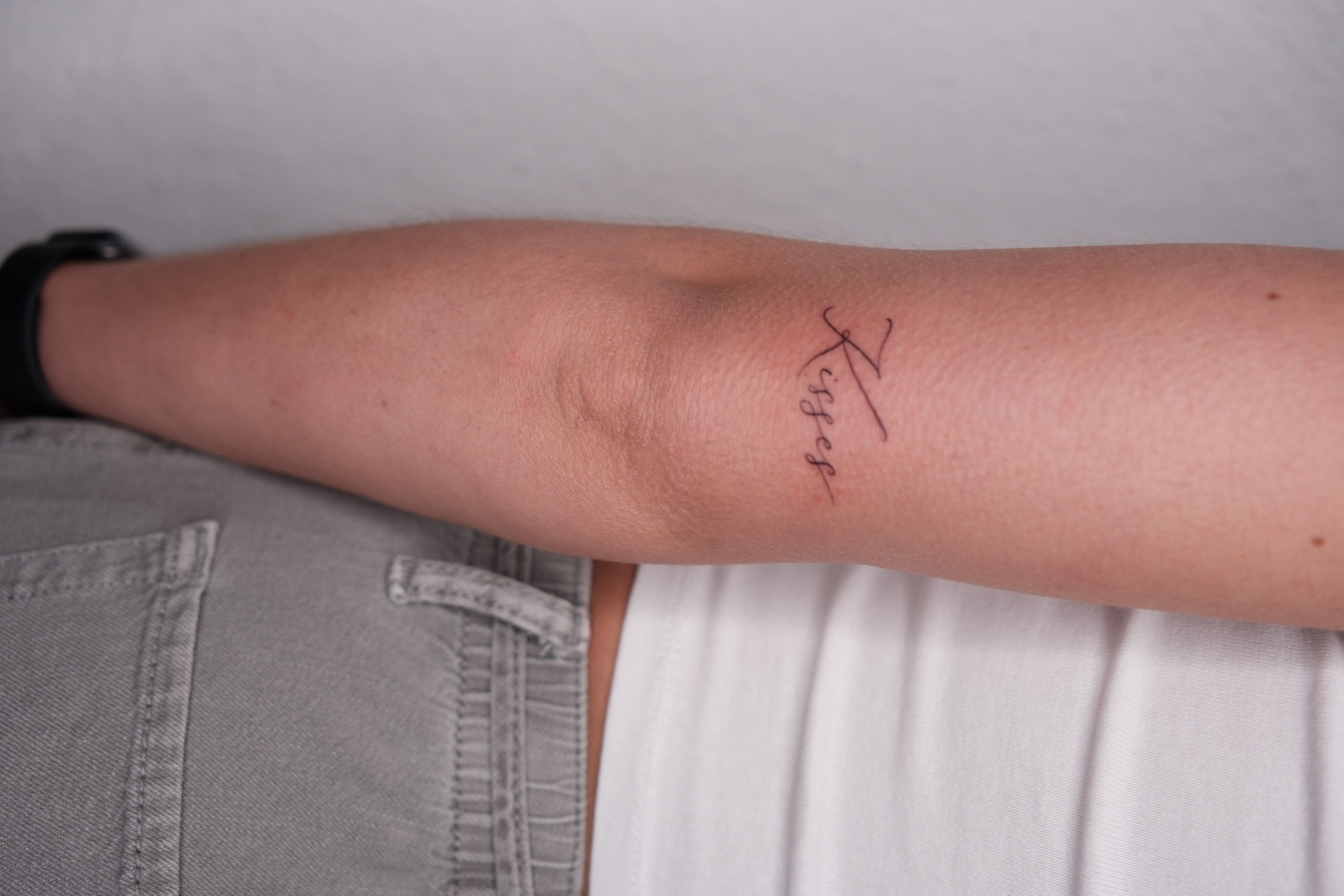 Dezentes Fineline Mini-Tattoo am Handgelenk