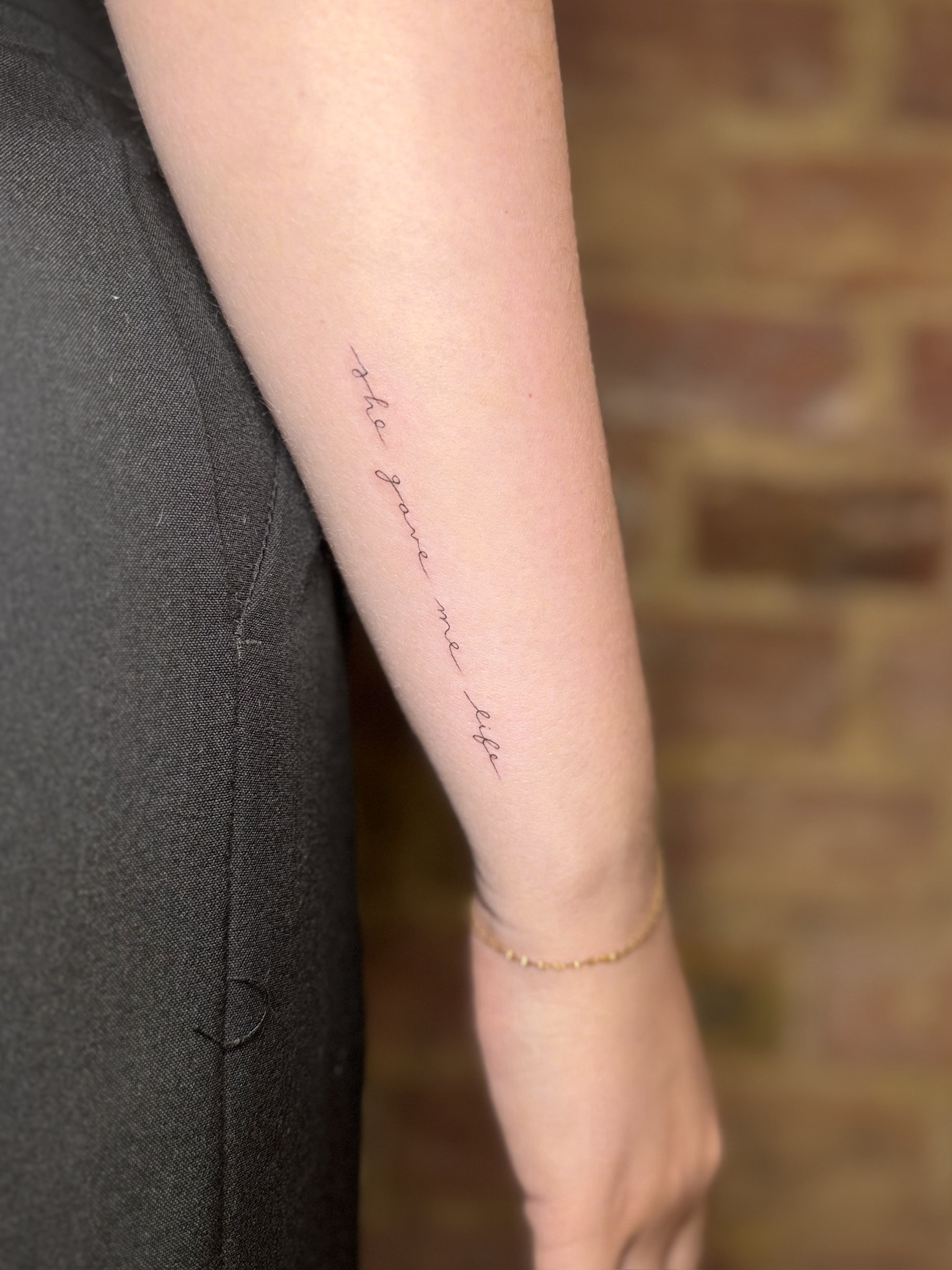 Feines Fineline Pflanzen-Tattoo mit natürlicher Eleganz