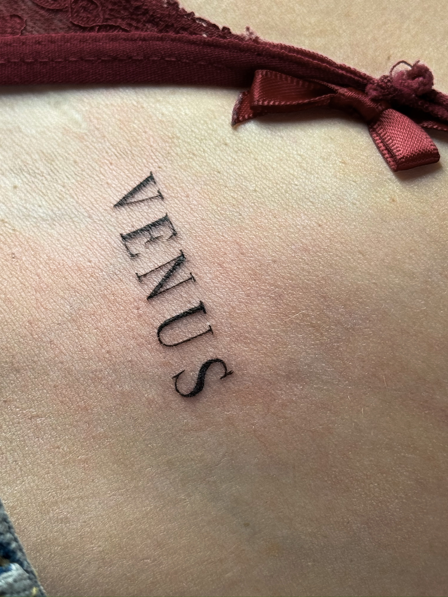 Minimalistisches Fineline Tattoo mit geometrischem Motiv