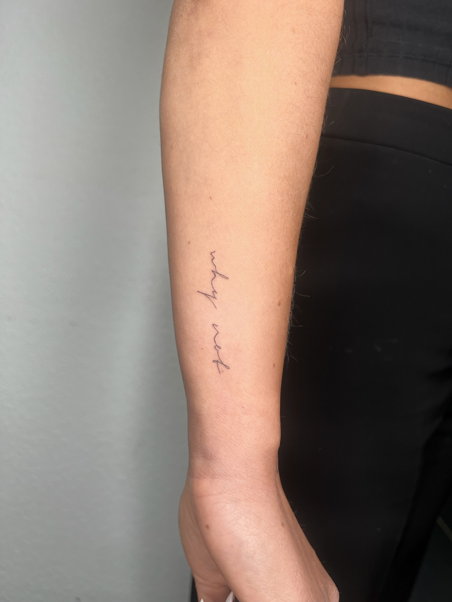 Hauchfeines Fineline Tattoo mit botanischem Design