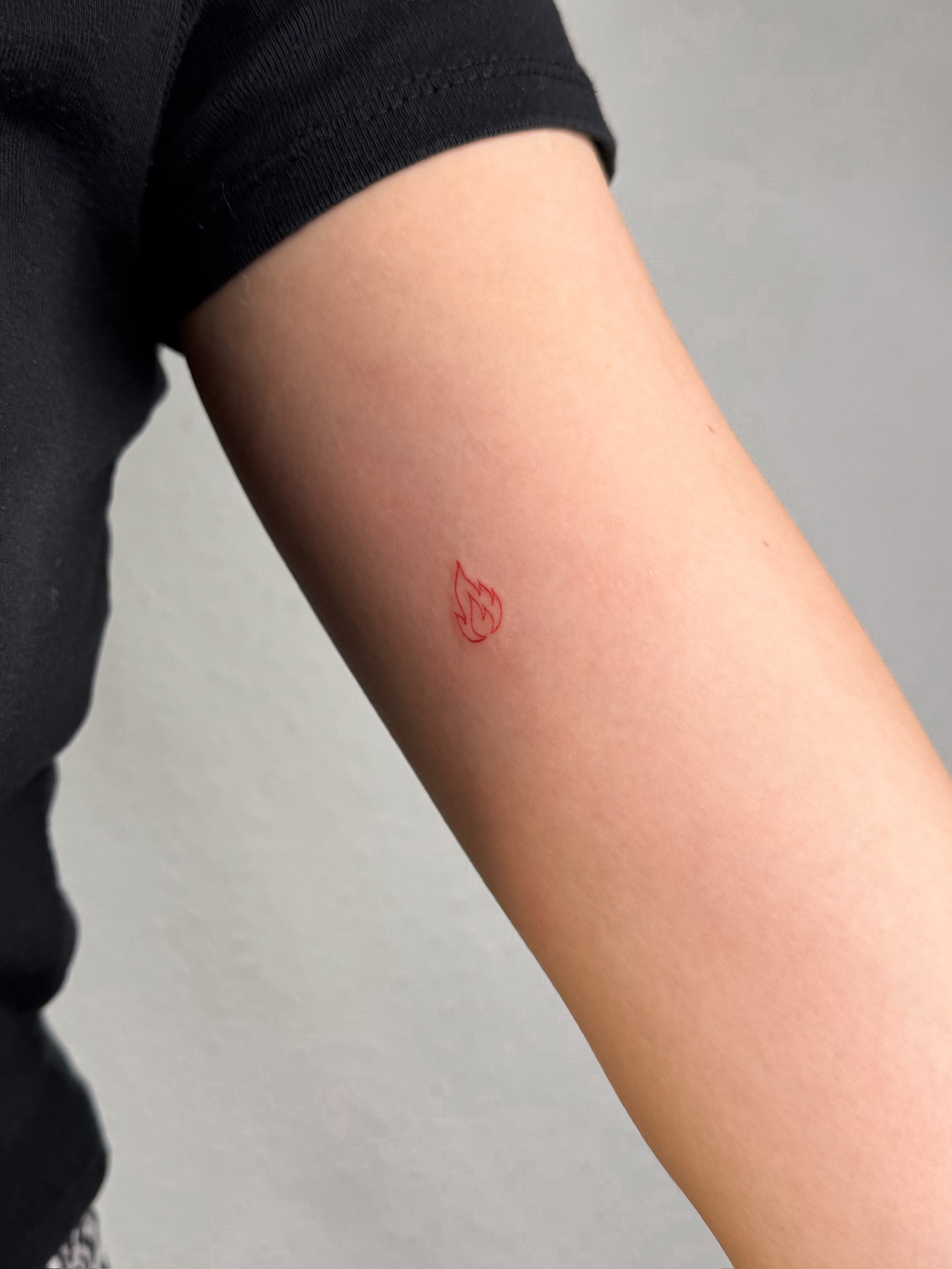 Feines Linework-Tattoo mit geschwungenen Formen