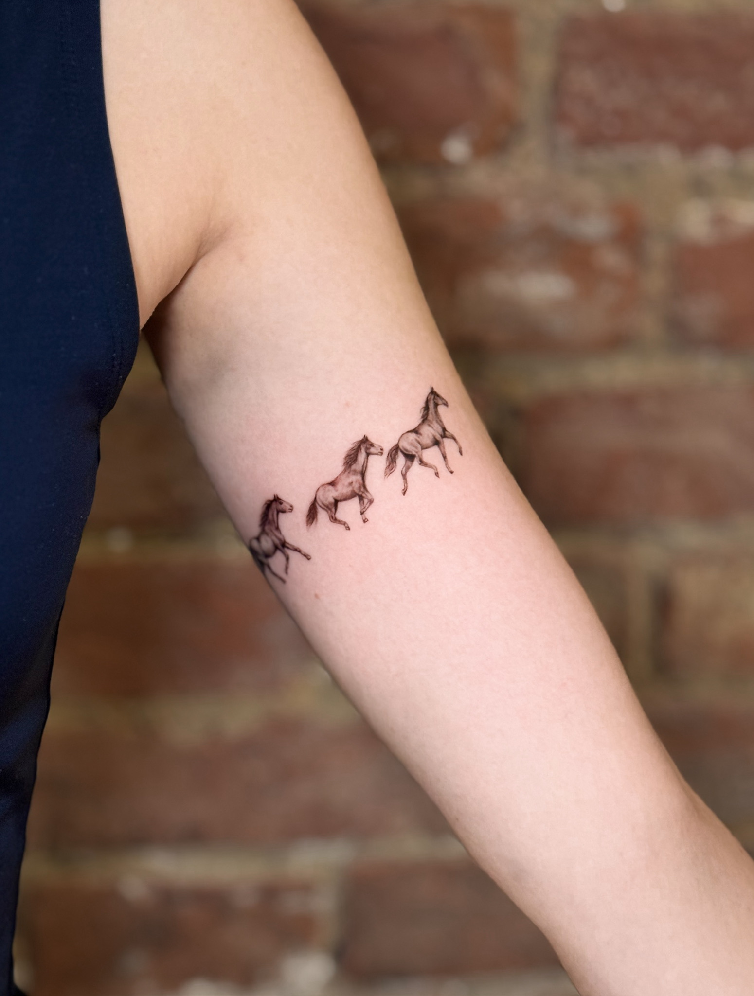 Hyperrealistisches Mikro-Tattoo mit Tiefenwirkung