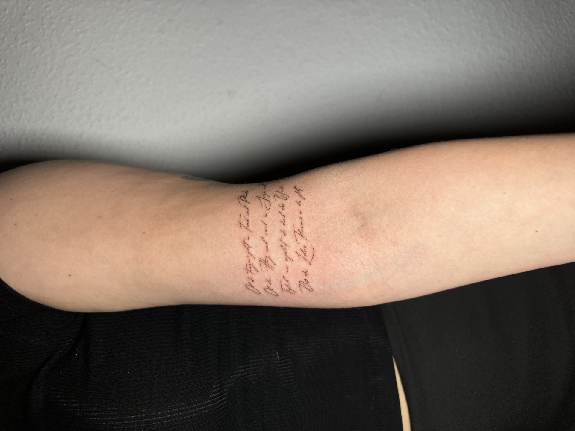 Miniatur-Realismus-Tattoo mit atemberaubender Genauigkeit