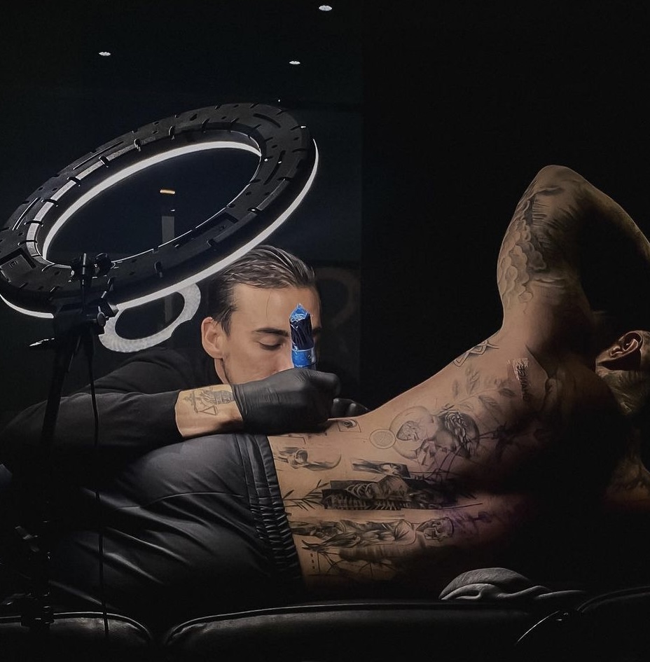 Roman Olichowski — Tattoo Artist bei Body Upgrade Tattoo Düsseldorf